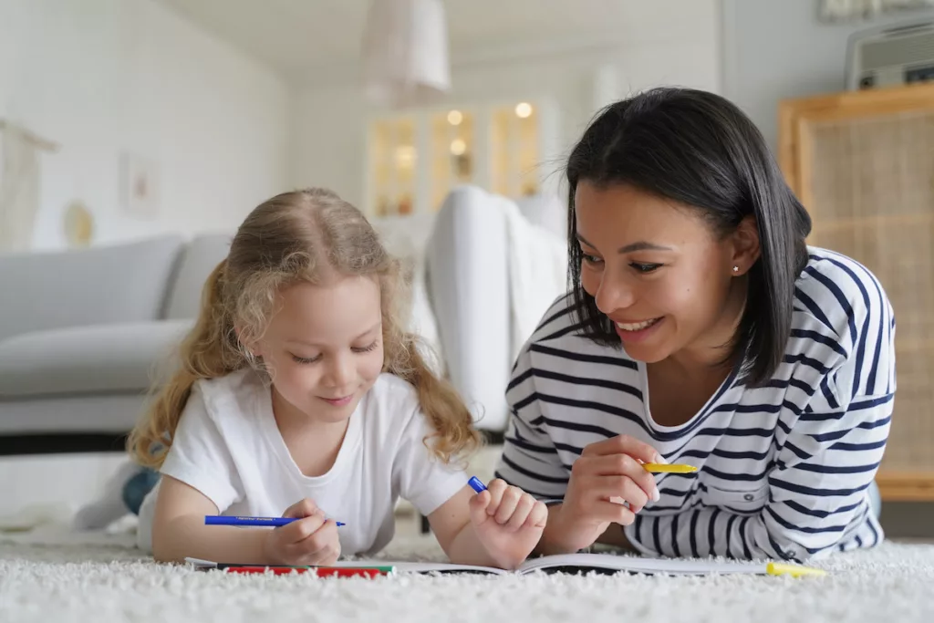 Image d'une femme avec une petite fille qui illustre le fait qu'une famille d'accueil peut être aussi monoparentale